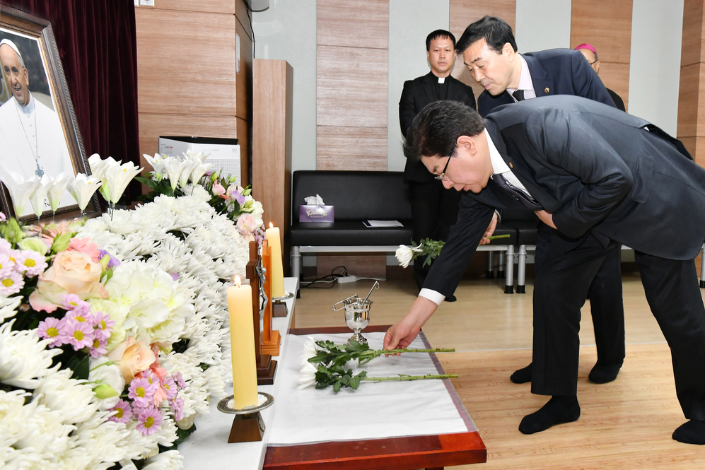 천주교 프란치스코 교황 선종 관련 분향